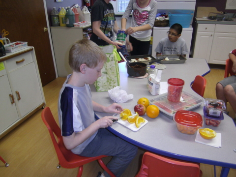 Brookeside Montessori Elementary students making enchilada sauce